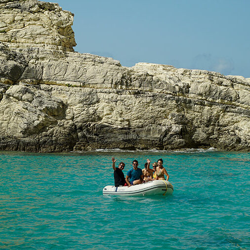 Mouvoir &ldquo;Insular Bodies&rdquo; behind the scenes: Captains and hosts