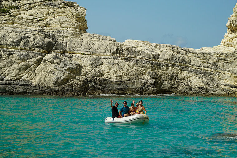 Mouvoir &ldquo;Insular Bodies&rdquo; behind the scenes: Captains and hosts