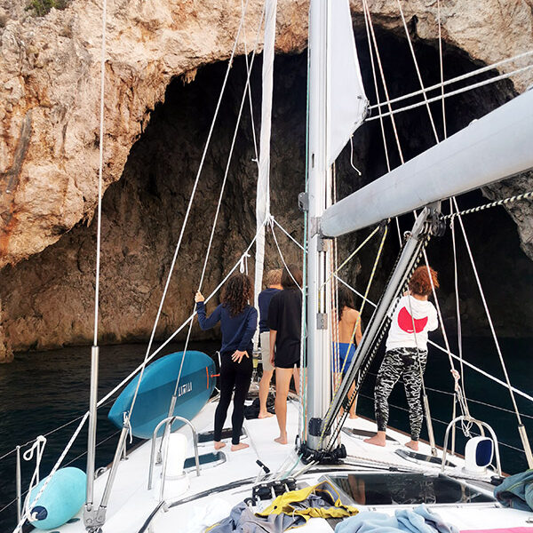 Mouvoir &ldquo;Insular Bodies&rdquo; behind the scenes: Amazing sea cave